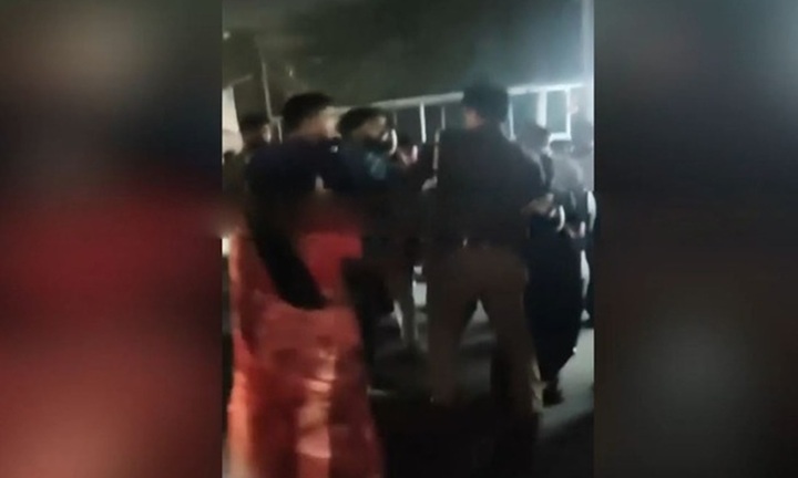 Người đàn ông lái xe máy bị dân làng tấn công sau khi tông tử vong cô gái trẻ