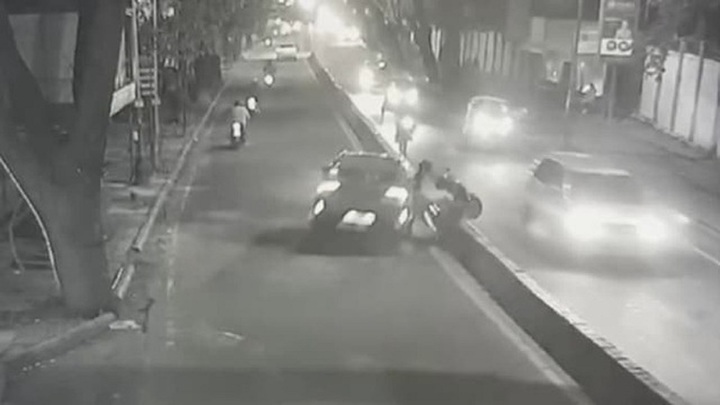 Clip: Bực tức vì bị bấm còi nhắc nhở, tài xế ô tô cố ý đuổi theo, tông 3 người đi trên xe máy