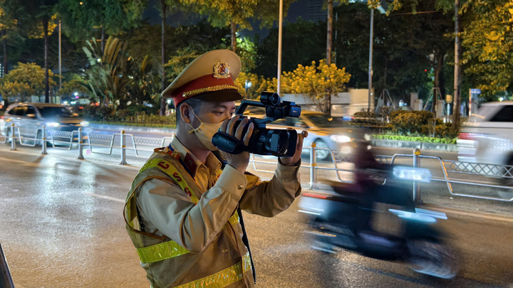  Hà Nội: Xử lý hàng trăm trường hợp che biển số, dùng điện thoại khi lái xe trong đêm