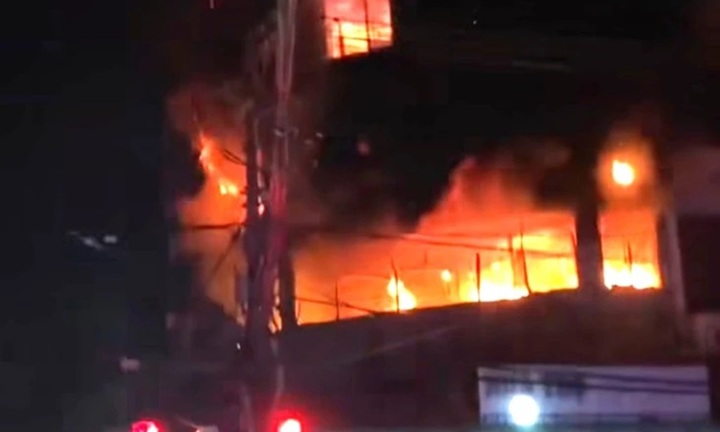 Hiện trường vụ cháy nhà trọ 4 tầng ở Nha Trang, nhiều người hoảng loạn bỏ chạy