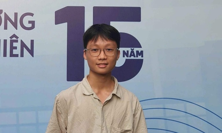 Nam sinh 17 tuổi xuất sắc giành ngôi quán quân cuộc thi lập trình Code Tour 2025