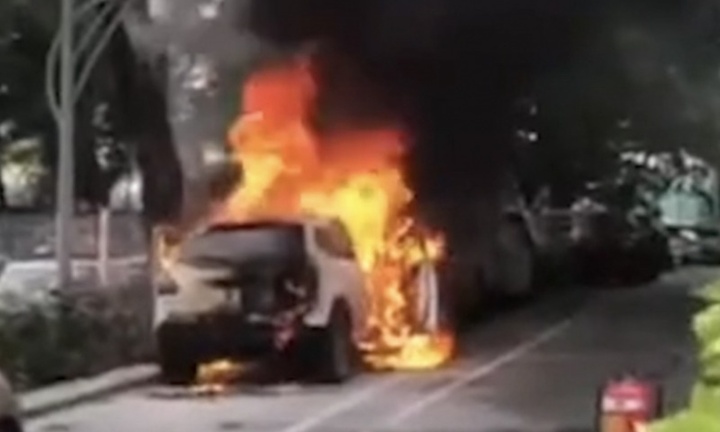 Clip: Ô tô bốc cháy ngùn ngụt trong khuôn viên chung cư ở TP.HCM