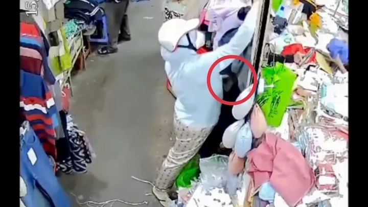 Công an TP.HCM bắt giữ người phụ nữ móc túi giữa chợ Tân Quy