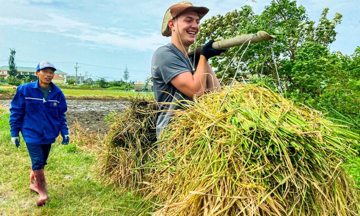 Khách Tây cười tươi như trẩy hội dù 