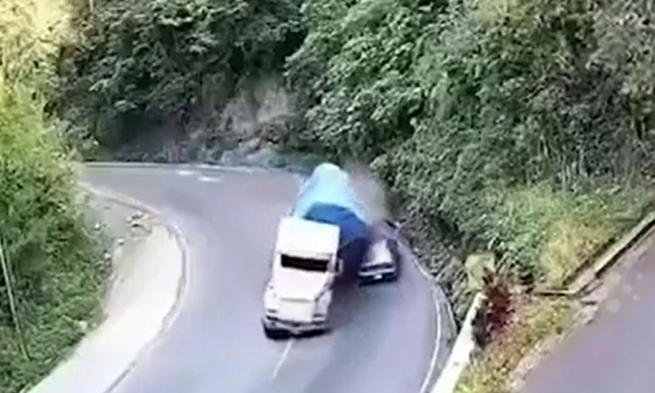 Clip: Xe tải lật nghiêng khi vào cua, đè trúng ô tô con chở 5 người bên trong