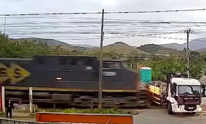 Clip: Không quan sát khi băng qua đường ray, xe tải bị tàu hỏa tông biến dạng