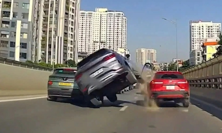 Tài xế ô tô con nghi buồn ngủ gây tai nạn liên hoàn, tông trúng 2 ô tô khác