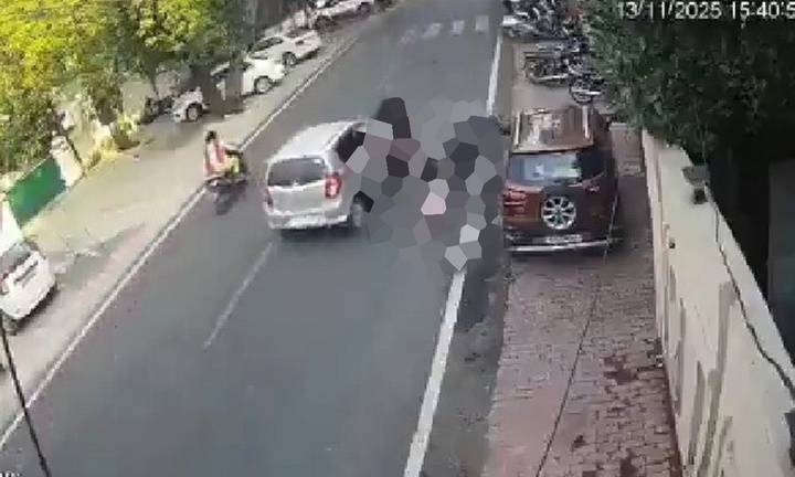 Ô tô tông trực diện xe máy rồi bỏ chạy, hai người bị hất văng lên không trung