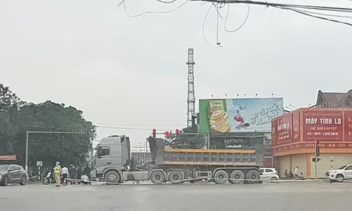 Xe tải va chạm với xe đạp điện, cụ bà tử vong thương tâm ở Nghệ An