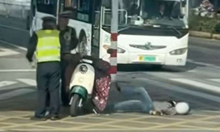 Trung Quốc: Bị CSGT phạt, người phụ nữ nằm giữa đường giãy giụa gây náo loạn