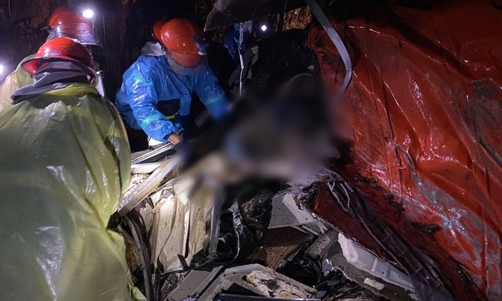 Hiện trường vụ sạt lở đất đá ở đèo Khánh Lê, đất đá đổ trúng xe khách, nhiều người thương vong