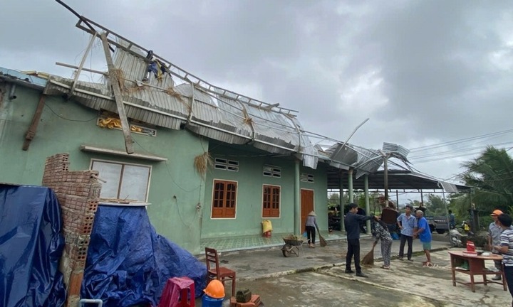 Lốc xoáy xuất hiện ở Đà Nẵng, Quảng Ngãi, hàng chục nhà dân bị tốc mái