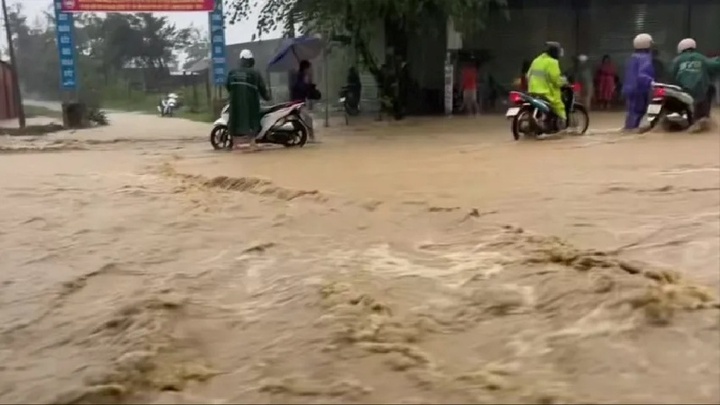 Một xã ở Đắk Lắk phải cấp tốc di dời dân, cho học sinh nghỉ học