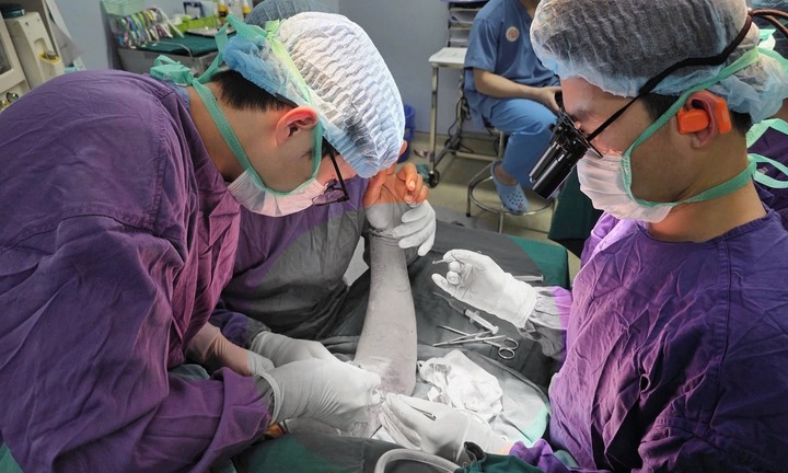 Tin tức đời sống 18/11: 5 tiếng phẫu thuật nối cánh tay cho người đàn ông