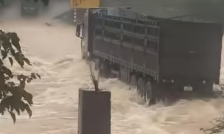 Xác định danh tính tài xế lái xe tải vượt ngầm tràn bị lũ cuốn trôi ở Quảng Trị