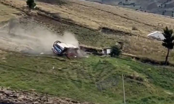 Clip: Khoảnh khắc xe buýt lăn xuống vực sâu, 14 người thiệt mạng