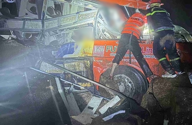 Sạt lở trên đèo Khánh Lê, đất đá đổ trúng xe khách, khiến nhiều người thương vong