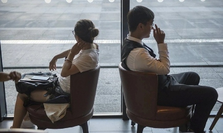 Vợ bàng hoàng phát hiện chồng 