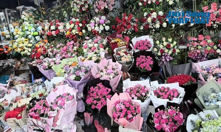 Thị trường quà tặng 20/11 sôi động: Nhiều lựa chọn đa dạng