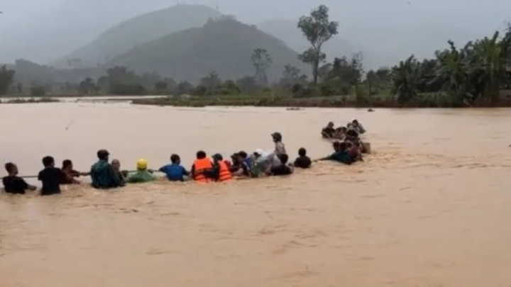 Căng dây thừng qua sông nước chảy cuồn cuộn, sơ tán khoảng 200 người dân khỏi vùng nguy hiểm