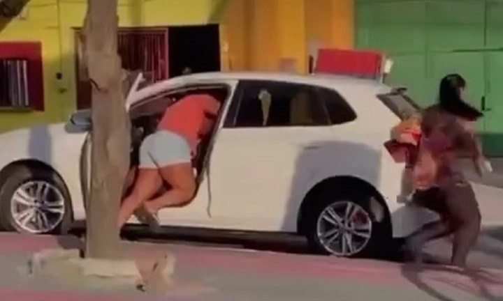 Clip: Bắt quả tang chồng rời nhà nghỉ cùng nhân tình, vợ chặn xe rồi bị kéo lê giữa phố