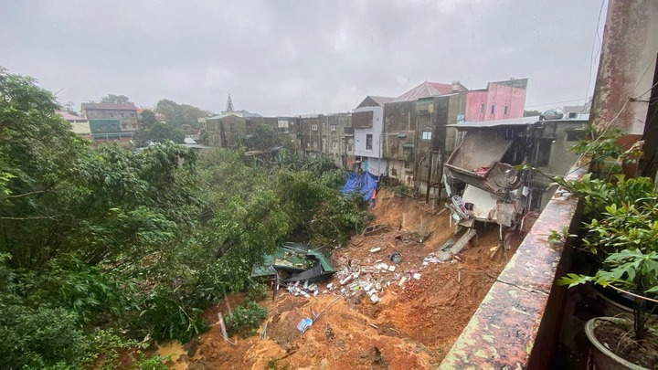 Clip: Sạt lở đất ở Quảng Trị, nhiều nhà dân lung lay, đổ sập xuống vực