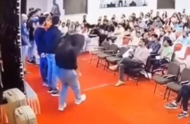 Clip: Đang đứng trên sân khấu, cô gái đột nhiên ngã gục rồi tử vong