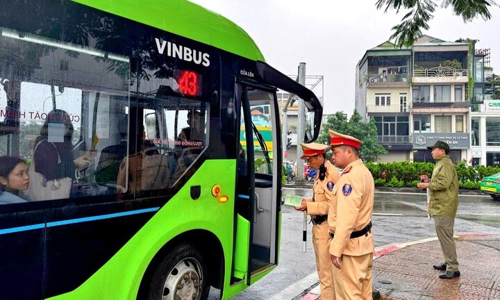 Hà Nội: Xử lý nhiều xe buýt đi sai luồng tuyến gây ùn ứ tại khu vực phía Bắc Cầu Chương Dương