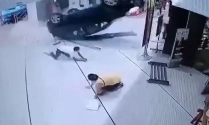 Clip: Ô tô trong bãi đỗ tầng 2 trung tâm thương mại bất ngờ tăng tốc, lao qua lan can kính, rơi thẳng xuống sảnh tầng 1