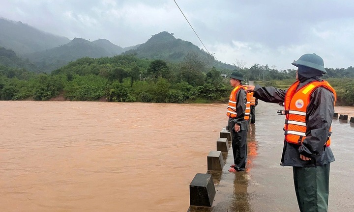 Vụ tài xế và ô tô tải bị lũ cuốn: Phát hiện manh mối, nghi của nạn nhân