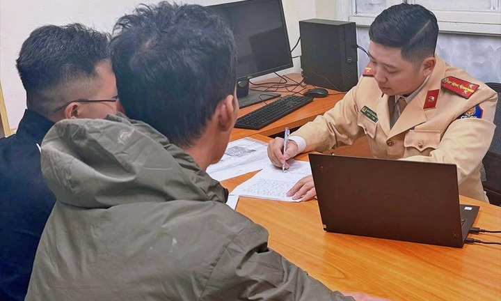 Xác định danh tính nam tài xế lái ô tô tải làm rơi bùn nhão ra phố ở Hà Nội