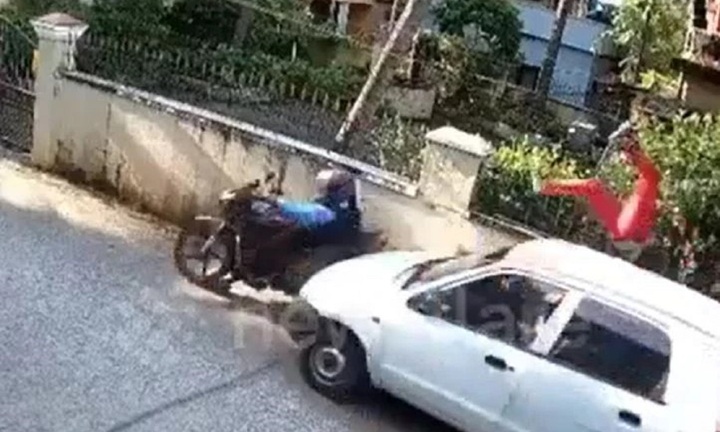 Clip: Bị ô tô tông mạnh từ phía sau, người phụ nữ văng lên hàng rào, sống sót kỳ diệu