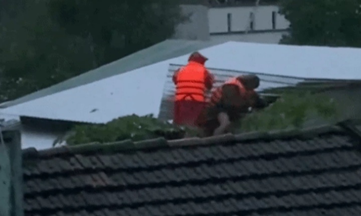 Cạy mái tôn giải cứu người dân mắc kẹt trong ngôi nhà ngập gần tới nóc ở Đắk Lắk