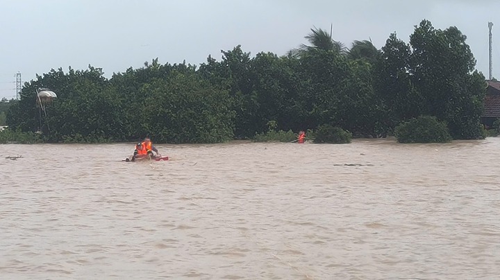 Clip: Nước lũ chảy xiết ở Khánh Hòa, cảnh sát ứng cứu người dân vùng cô lập