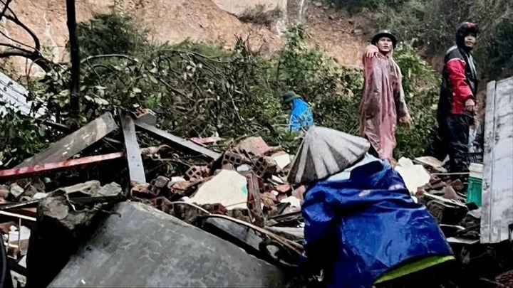 Sạt lở vùi sập nhà dân ở Gia Lai, một cụ bà tử vong