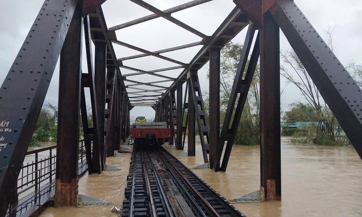 Điều tàu chở hàng gia tải 2 cầu đường sắt ở Diêu Trì