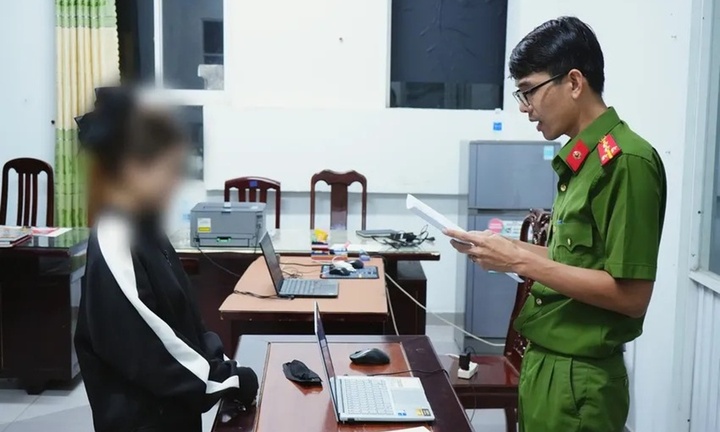 Sợ lộ thông tin nhạy cảm, cô gái rủ người yêu mới dàn cảnh cướp điện thoại của người yêu cũ