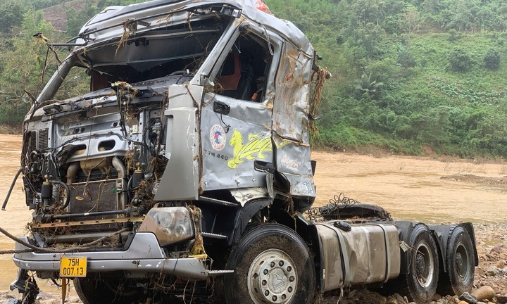 Vụ tài xế và xe đầu kéo bị lũ cuốn: Cận cảnh trục vớt phương tiện bị biến dạng