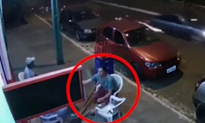 Clip: Ngồi uống bia trên vỉa hè, người đàn ông bất ngờ bị lốp ô tô văng trúng với tốc độ kinh hoàng