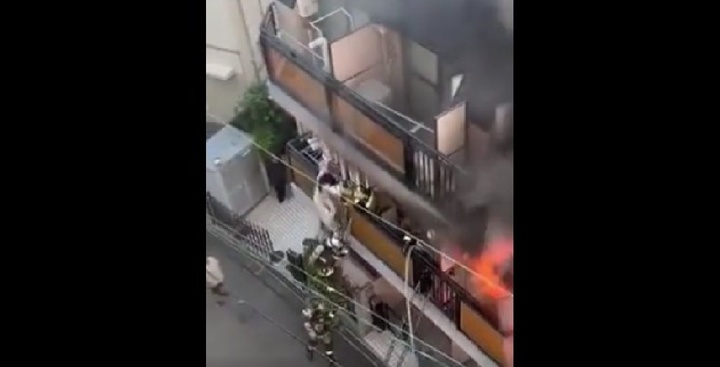 Clip: Hoảng loạn vì cháy nhà, cô gái vô tình đá văng lính cứu hỏa rơi từ tầng 2