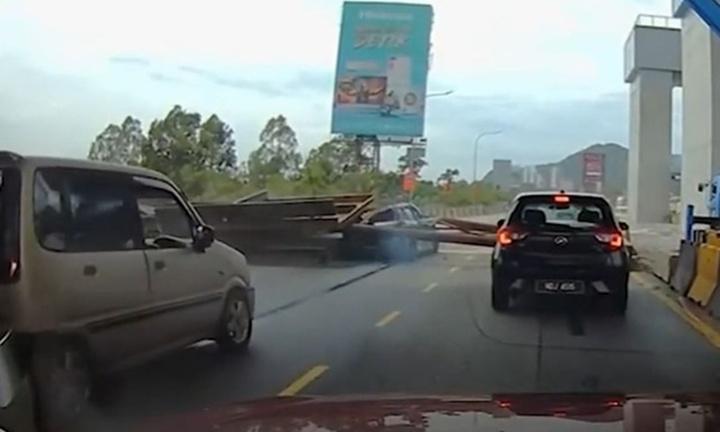 Clip: Ô tô đang chạy trên đường bị giàn giáo đổ sập, tài xế bị mắc kẹt