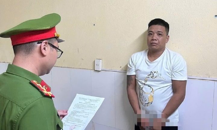 Giấu 2 miếng vàng 