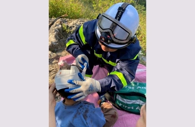 Hà Nội: Dã ngoại cùng gia đình, 2 cháu bé trượt chân rơi xuống hố sâu ở núi Trầm