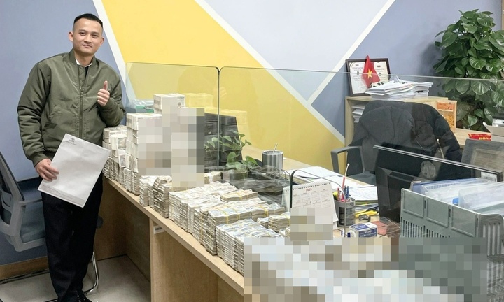 Khách mang thùng carton chứa 253 triệu đồng tiền lẻ đi mua ô tô, nhân viên 