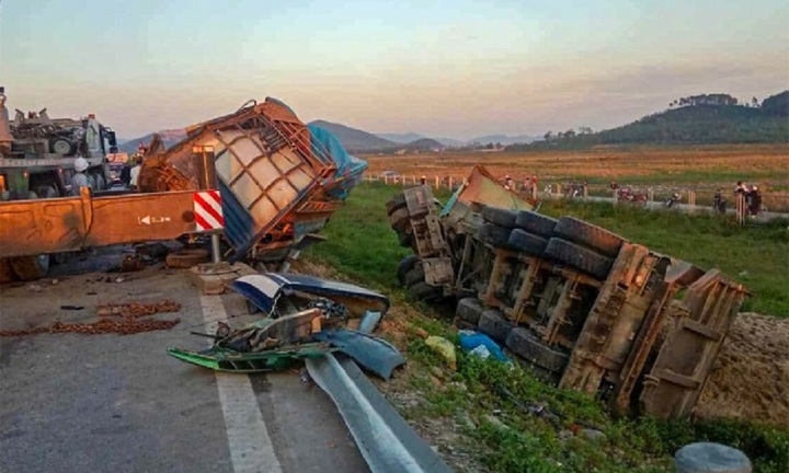 Khoảnh khắc tai nạn liên hoàn trên cao tốc Nghi Sơn- Diễn Châu, nhiều phương tiện hư hỏng, mảnh vỡ văng khắp nơi