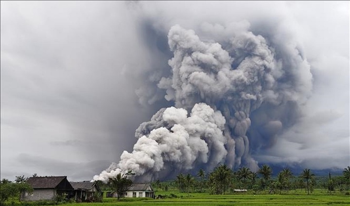 Núi lửa Semeru phun trào, Indonesia nâng cảnh báo lên mức cao nhất 