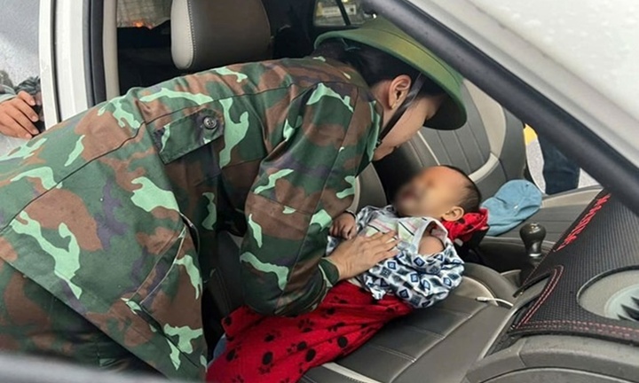 Bé 24 tháng tuổi rơi xuống nước lũ may mắn được cứu sống