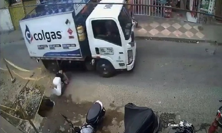 Clip: Thót tim cảnh người phụ nữ bế con, vấp ngã ngay trước đầu xe tải