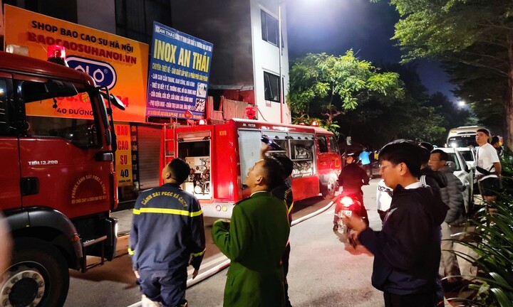 Hà Nội: Cứu 5 người thoát hiểm trong vụ cháy nhà dân