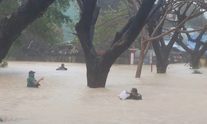 Cảm động hình ảnh thầy cô bơi trong nước sâu tiếp tế đồ ăn cho gần 500 học sinh đang tránh lũ